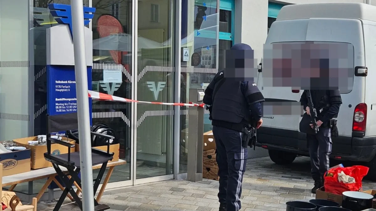 Ein Bild auf 5min.at zeigt Polizeibeamte vor der Bank in Ferlach.