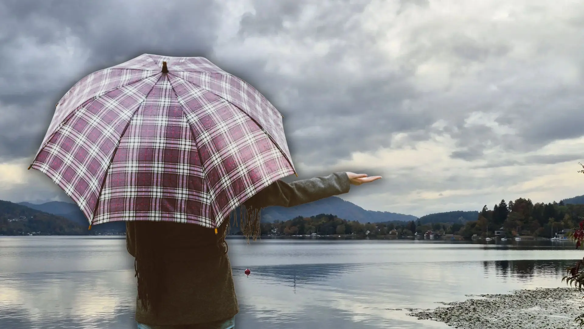 Das Bild auf 5min.at zeigt eine Person mit Regenschirm am regnerischen Wörthersee.
