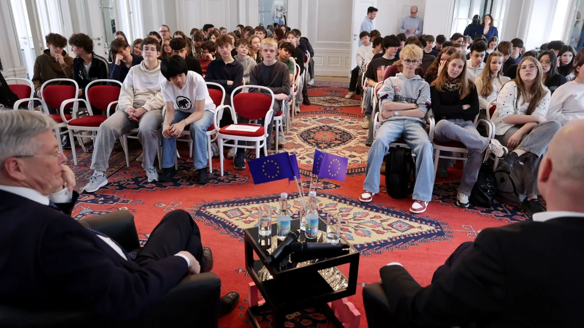 Das Bild auf 5min.at zeigt eine Diskussion.