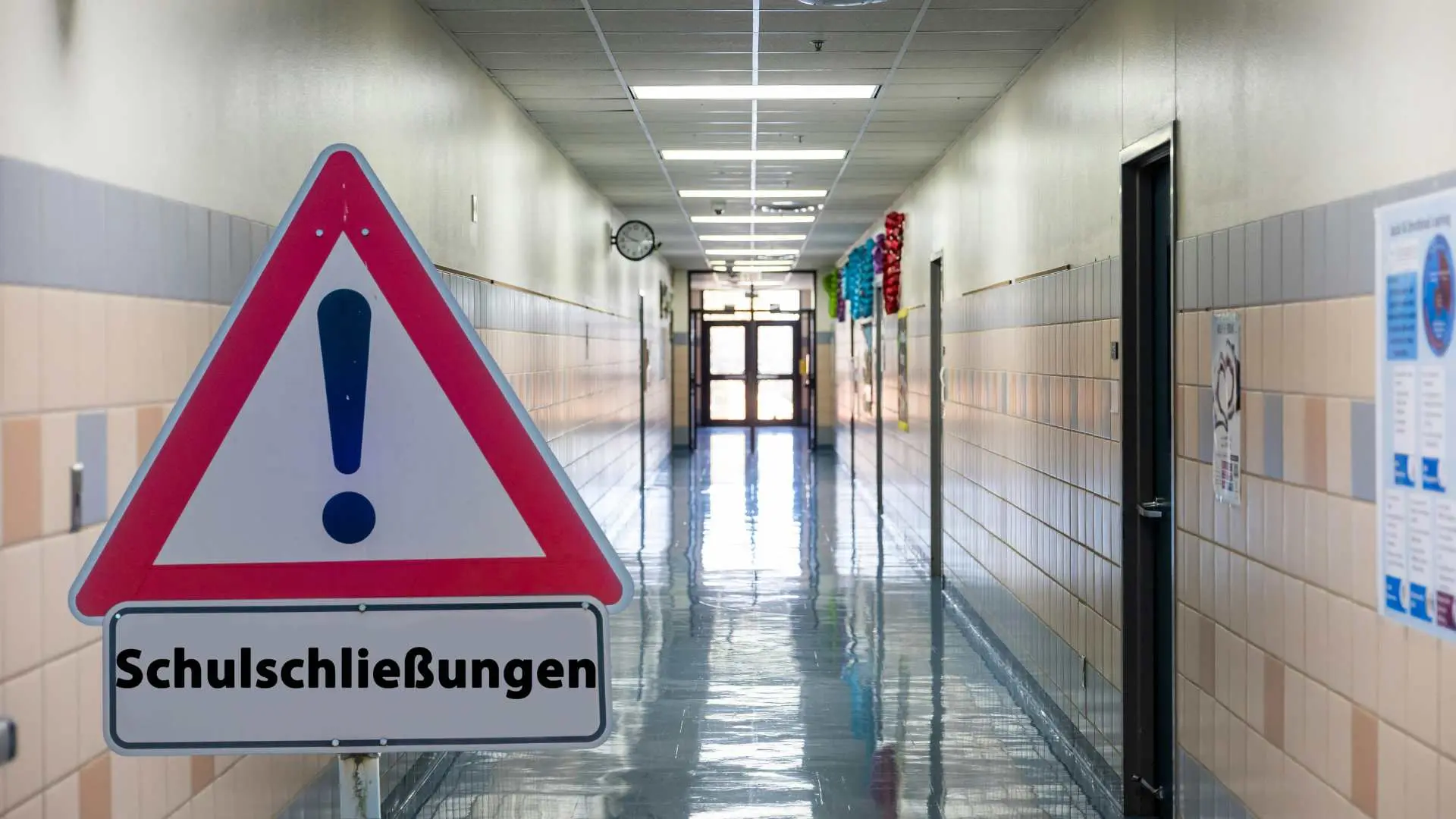 Auf dem Foto von www.5min.at sieht man eine Schule, die vor einer Schließung steht.