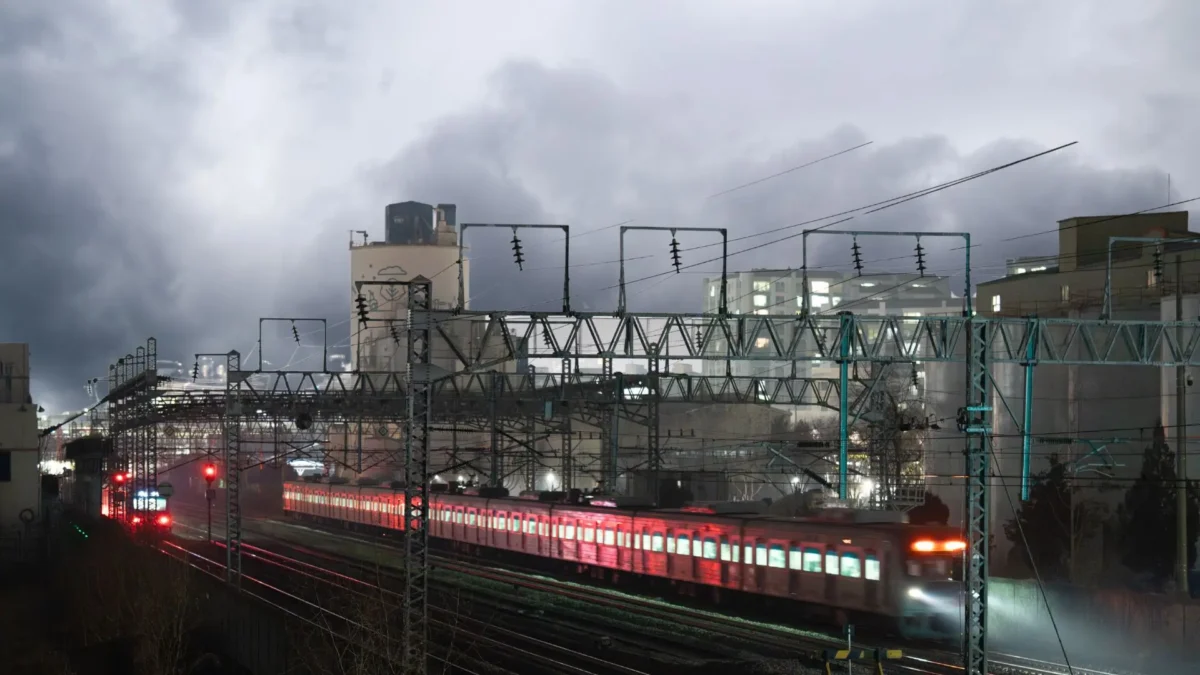 Auf dem Foto von www.5min.at sieht man einen Zug bei schlechtem Wetter.