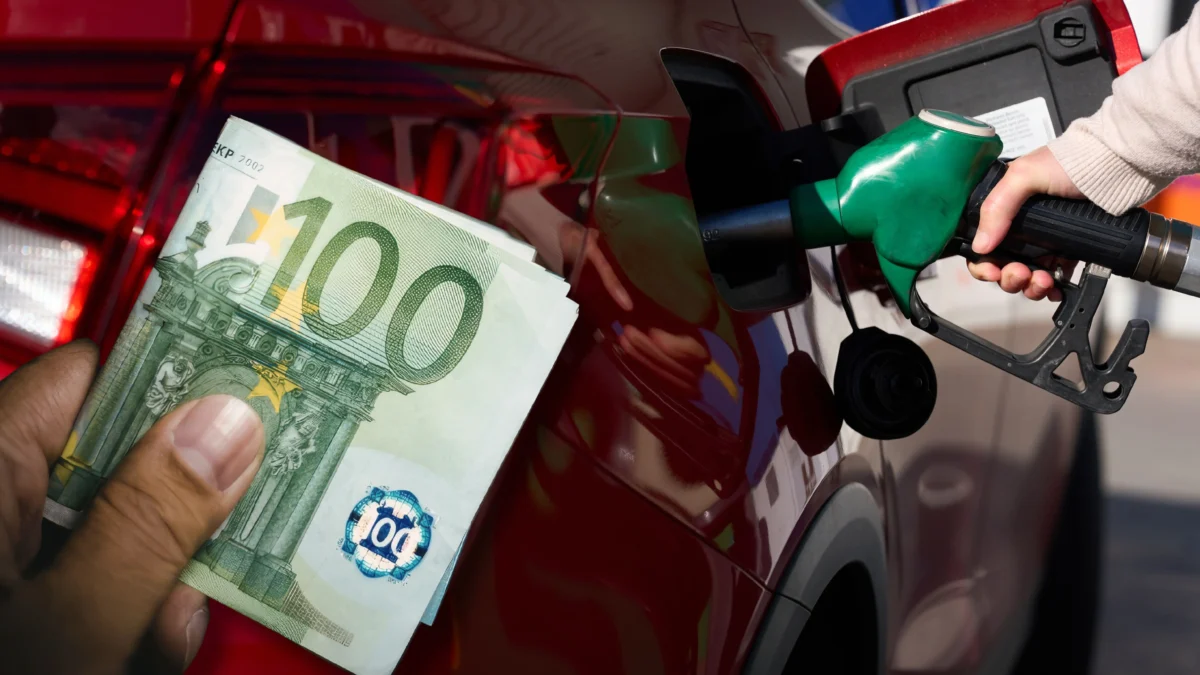 Das Bild auf 5min.at zeigt ein Auto, das getankt wird.