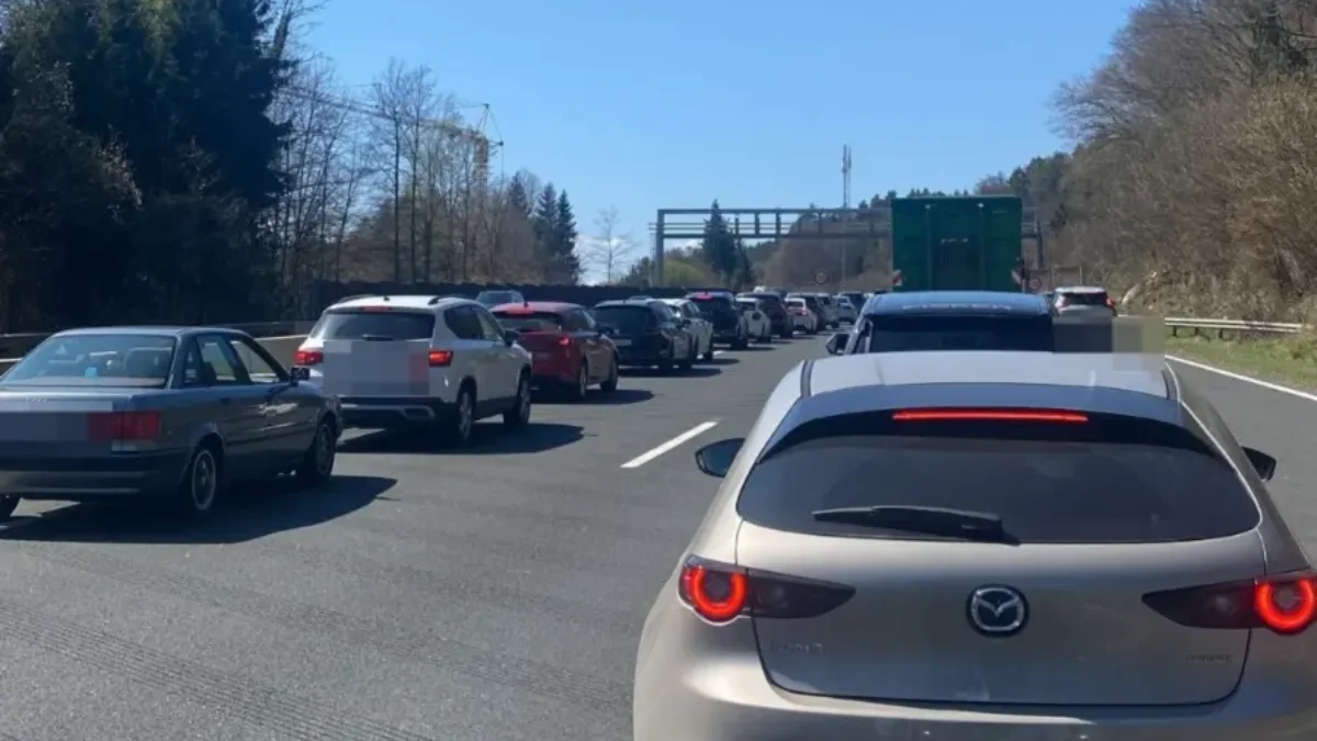 Ein Bild auf 5min.at zeigt den Stau auf der A2 Südautobahn kurz vor der Raststation.