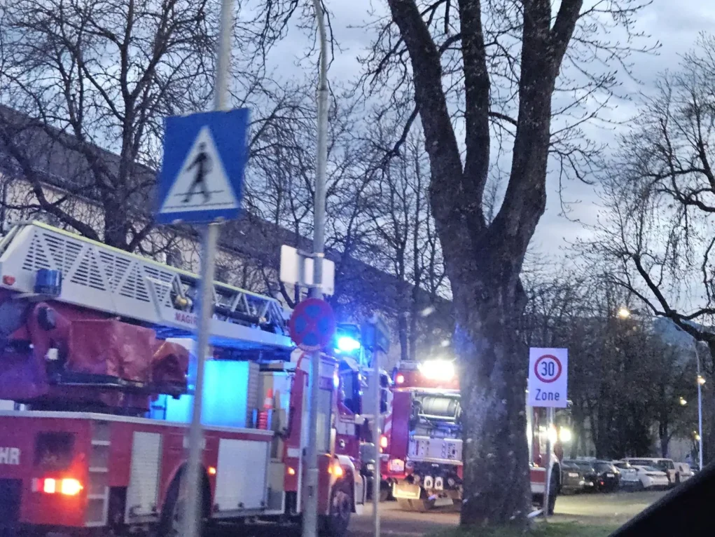 Das Bild auf 5min.at zeigt zahlreiche Feuerwehrautos.