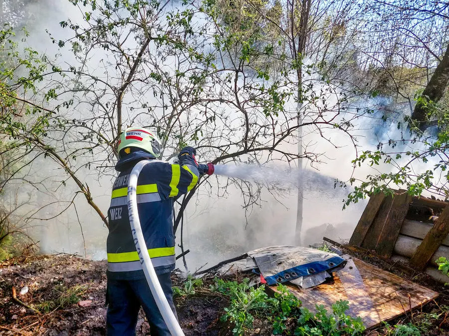 Foto auf 5min.at zeigt die Stadtfeuerwehr Weiz bei einem Waldbrand.