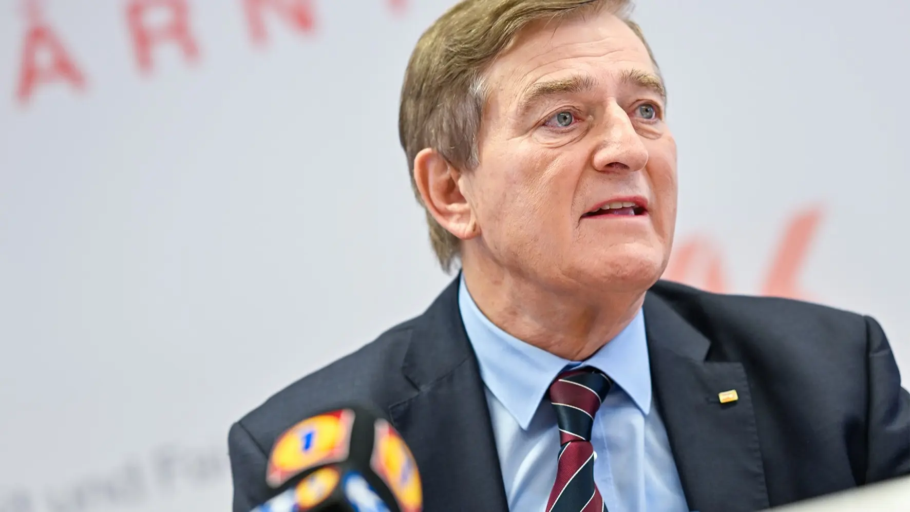 Ein Bild auf 5min.at zeigt Arbeiterkammer-Präsident Günther Goach bei dem Pressegespräch.