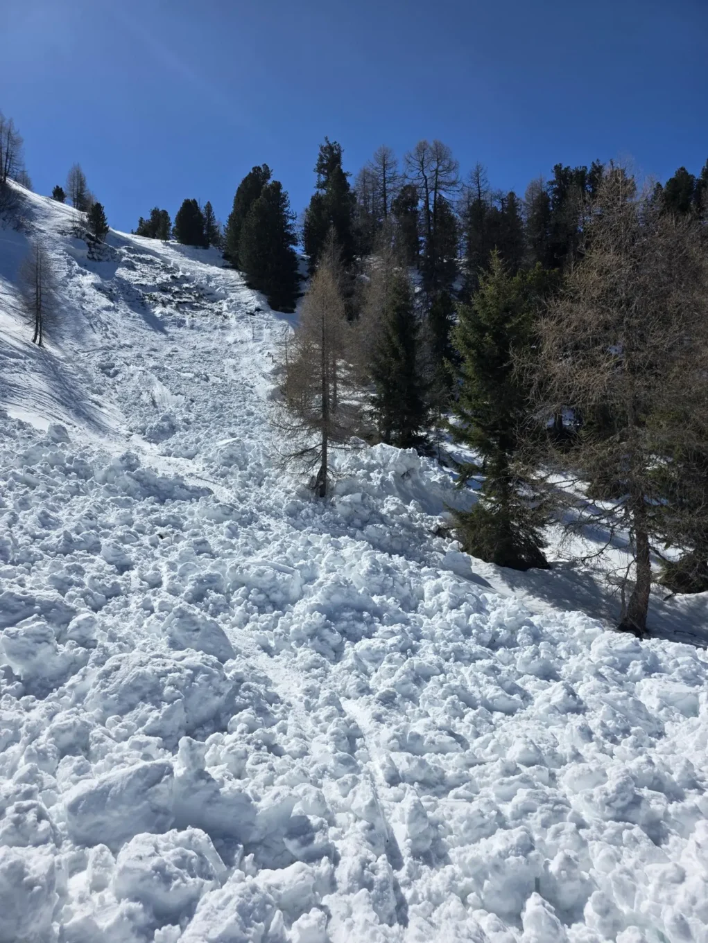 Snowboarder von Lawine verschüttet: Rettungseinsatz in Bad Gastein