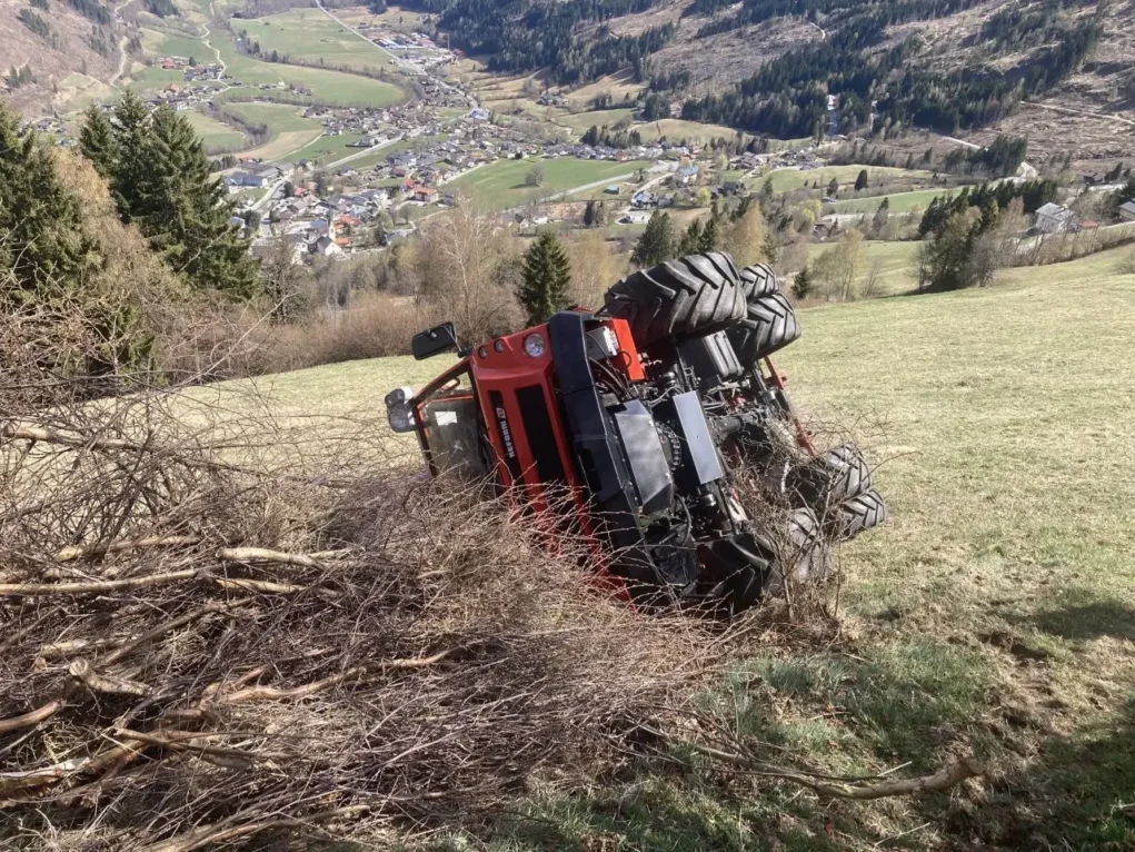 Ein Bild auf 5min.at zeigt das abgestürzte Fahrzeug.