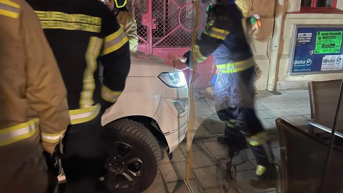 Bild auf 5min.at zeigt die Feuerwehr im Einsatz bei einem Unfall