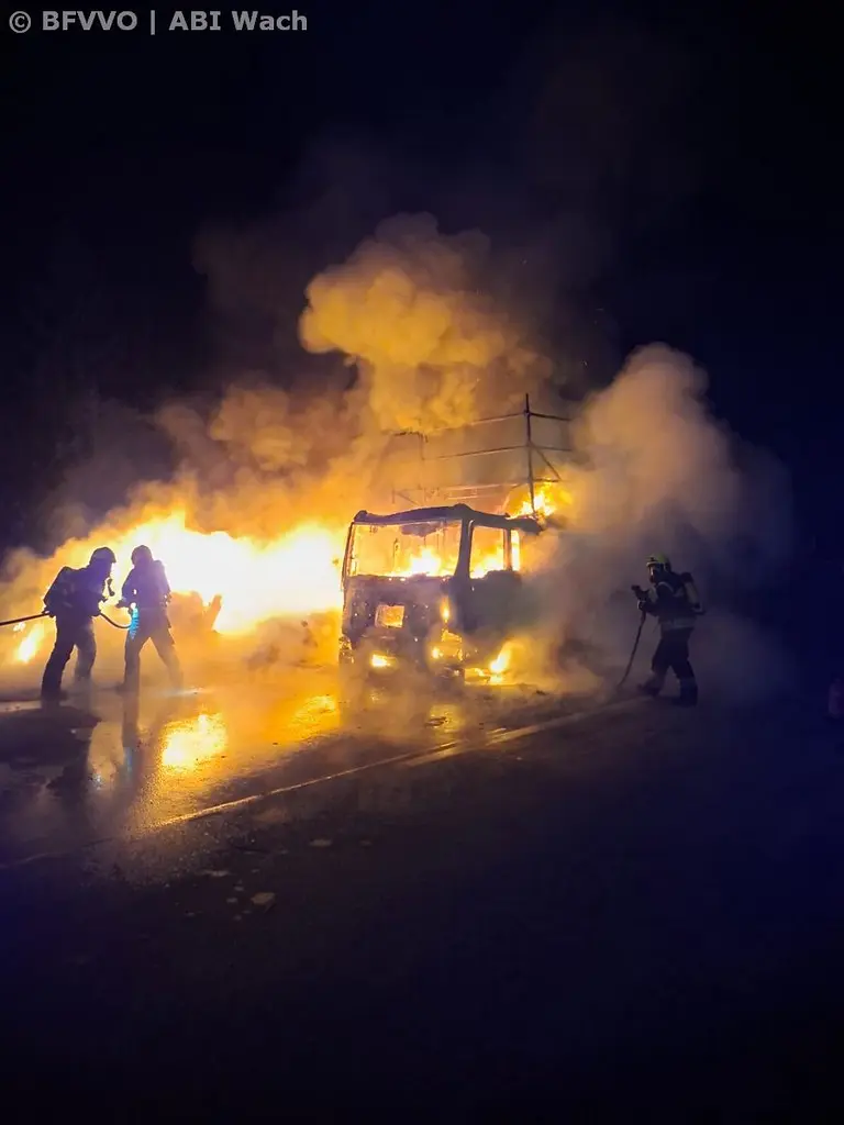 Das Bild auf 5min.at zeigt einen LKW-Brand auf der A2.