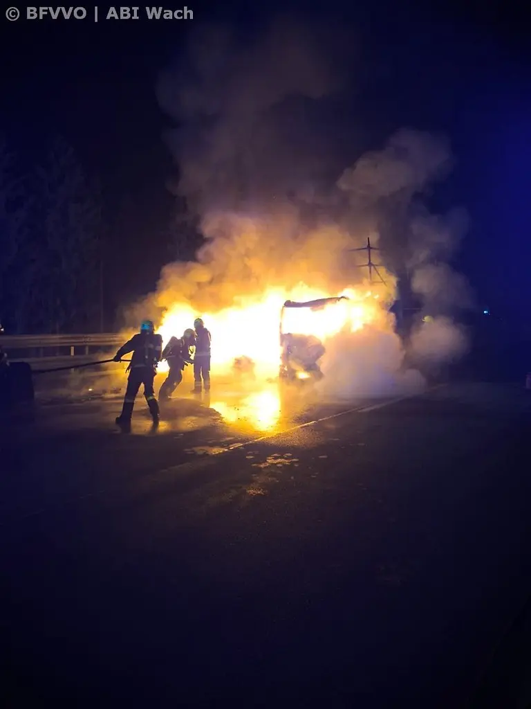 Das Bild auf 5min.at zeigt einen LKW-Brand auf der A2.
