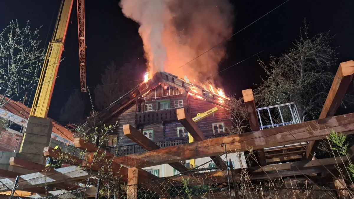 Das Bild auf 5min.at zeigt einen Feuerwehreinsatz bei einem Wohnhausbrand.