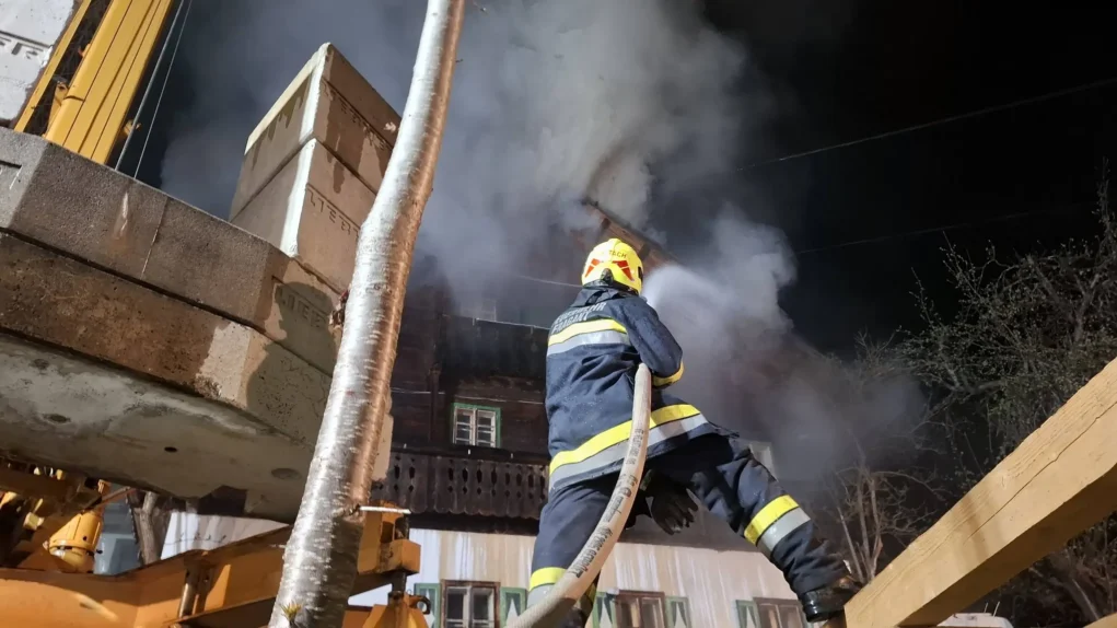 Das Bild auf 5min.at zeigt einen Feuerwehreinsatz bei einem Wohnhausbrand.