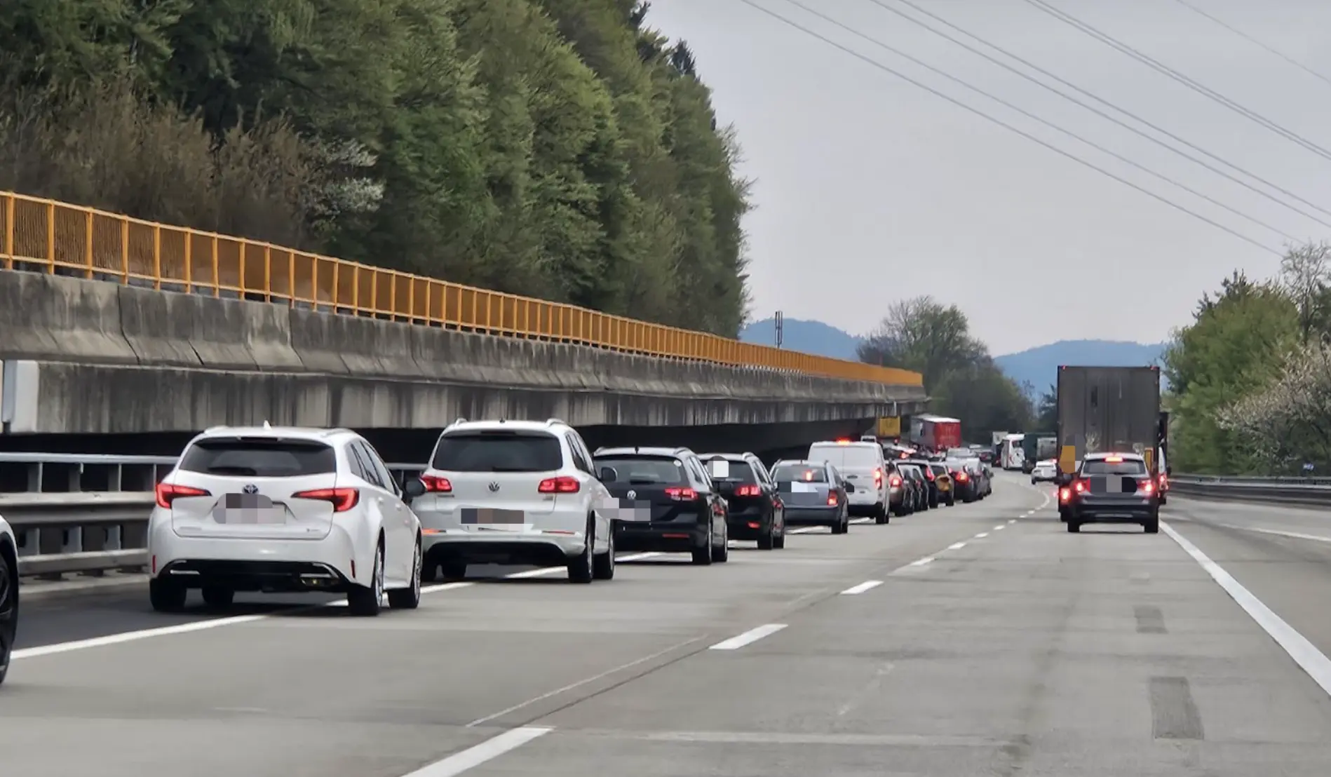 Das Bild auf 5min.at zeigt einen Stau auf der A2 in Kärnten.