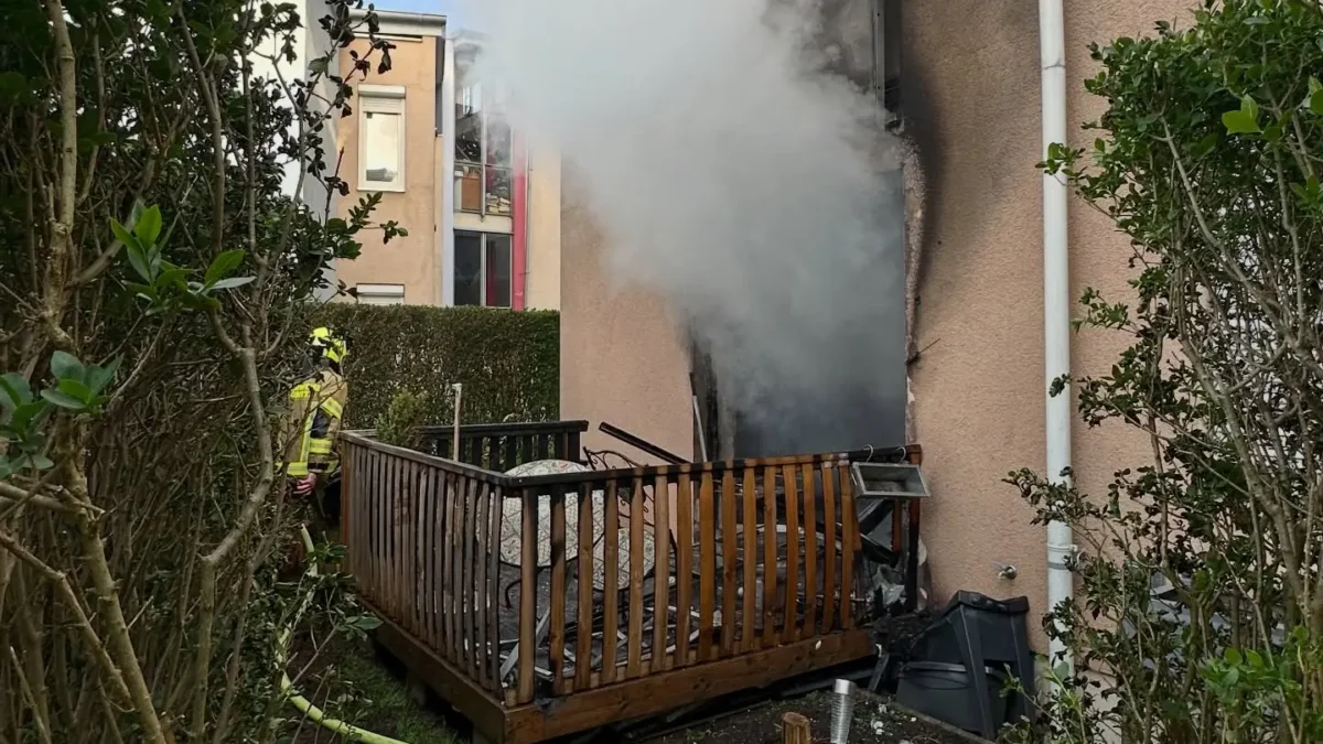 Bild auf 5min.at zeigt einen brennenden Balkon.