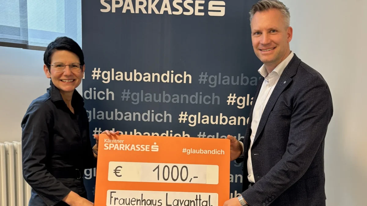 Ein Bild auf 5min.at zeigt Frauenhaus-Leiterin Astrid Vallant und Teamleiter Stefan Semmelrock bei der Spendenübergabe.