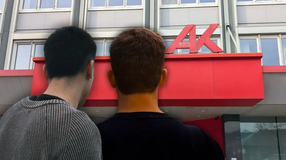Foto in Beitrag von 5min.at zeigt die Arbeiterkammer im Hinter- und zwei junge Männer im Vordergrund.