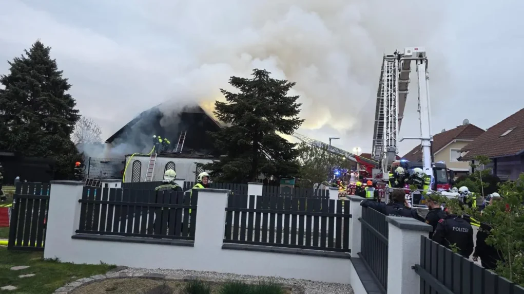 Foto in Beitrag von 5min.at zeigt den Brand in Wiener Neustadt.