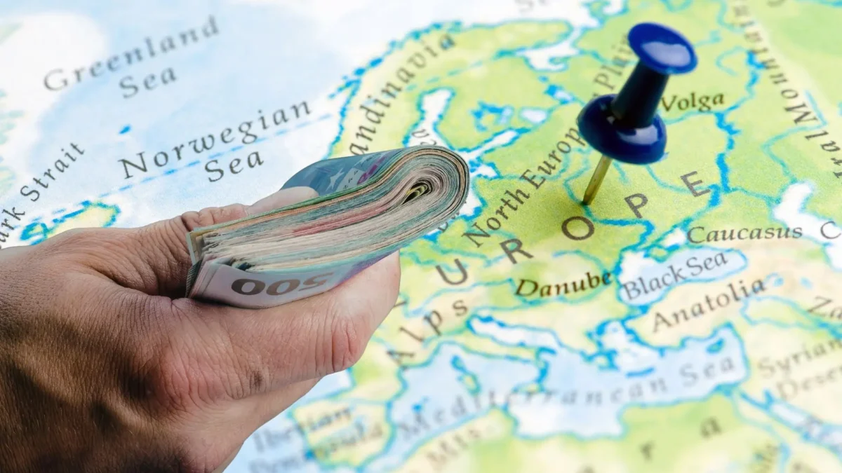 Das Bild auf 5min.at zeigt Bargeld und eine Europakarte.