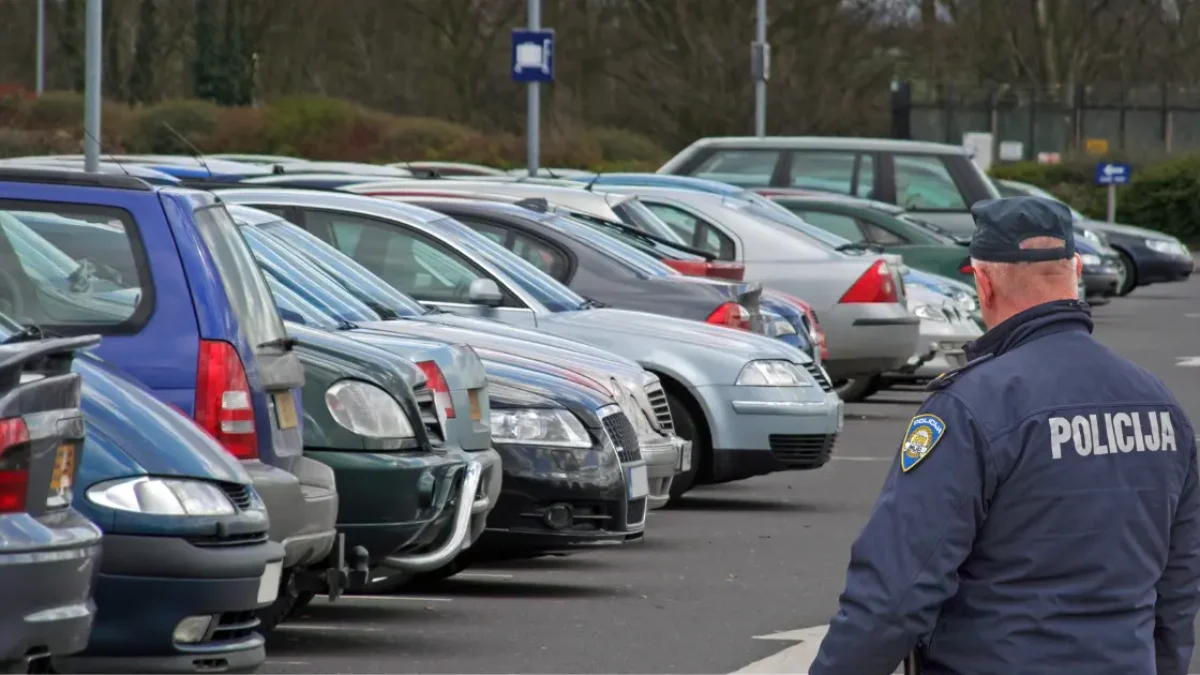 Auf dem Bild von 5min.at ist ein Polizist auf einem Parkplatz in Slowenien zu sehen.