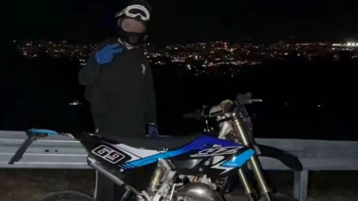 Ein Bild auf 5min.at zeigt Felix neben einem Motorrad.