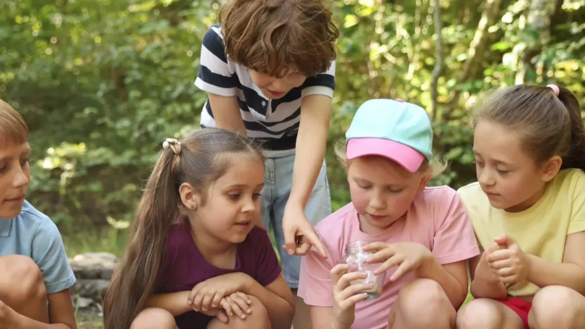 Ein Bild auf 5min.at zeigt mehrere Kinder in der Natur.