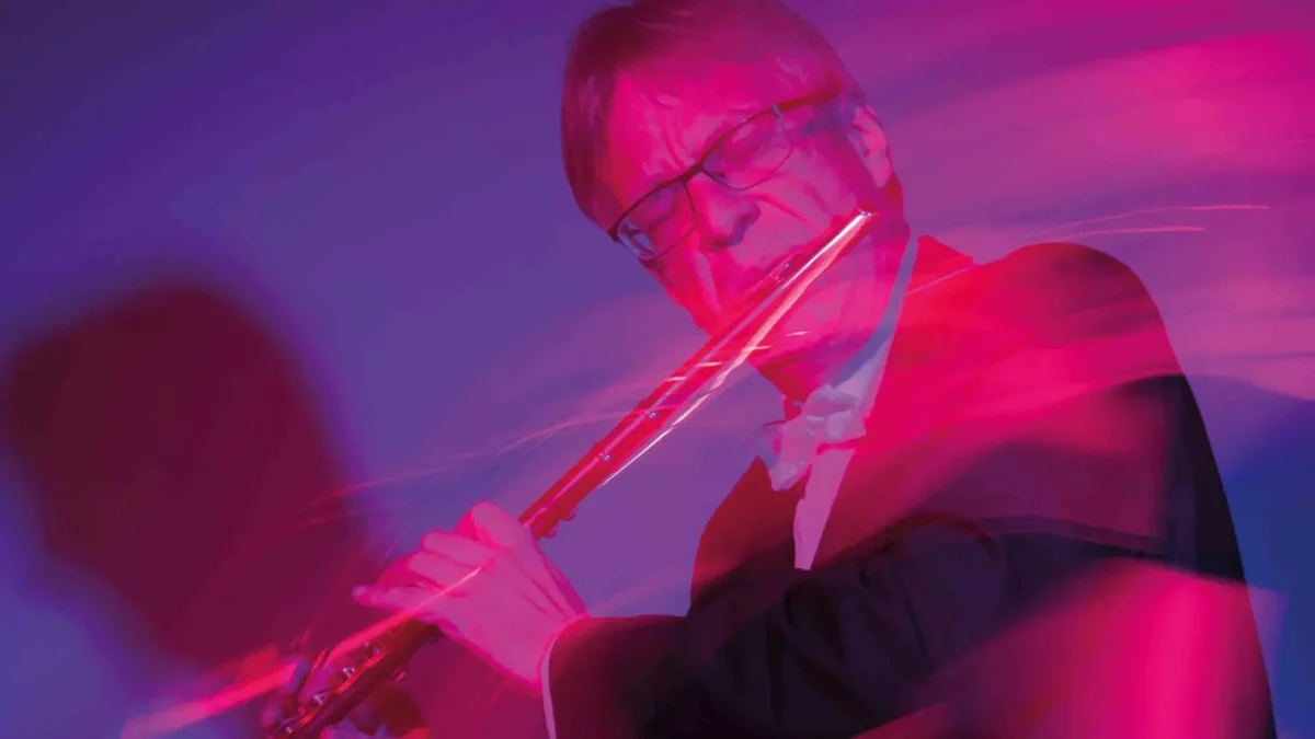 Ein Bild auf 5min.at zeigt, wie Michael Martin Kofler auf seiner Flöte spielt