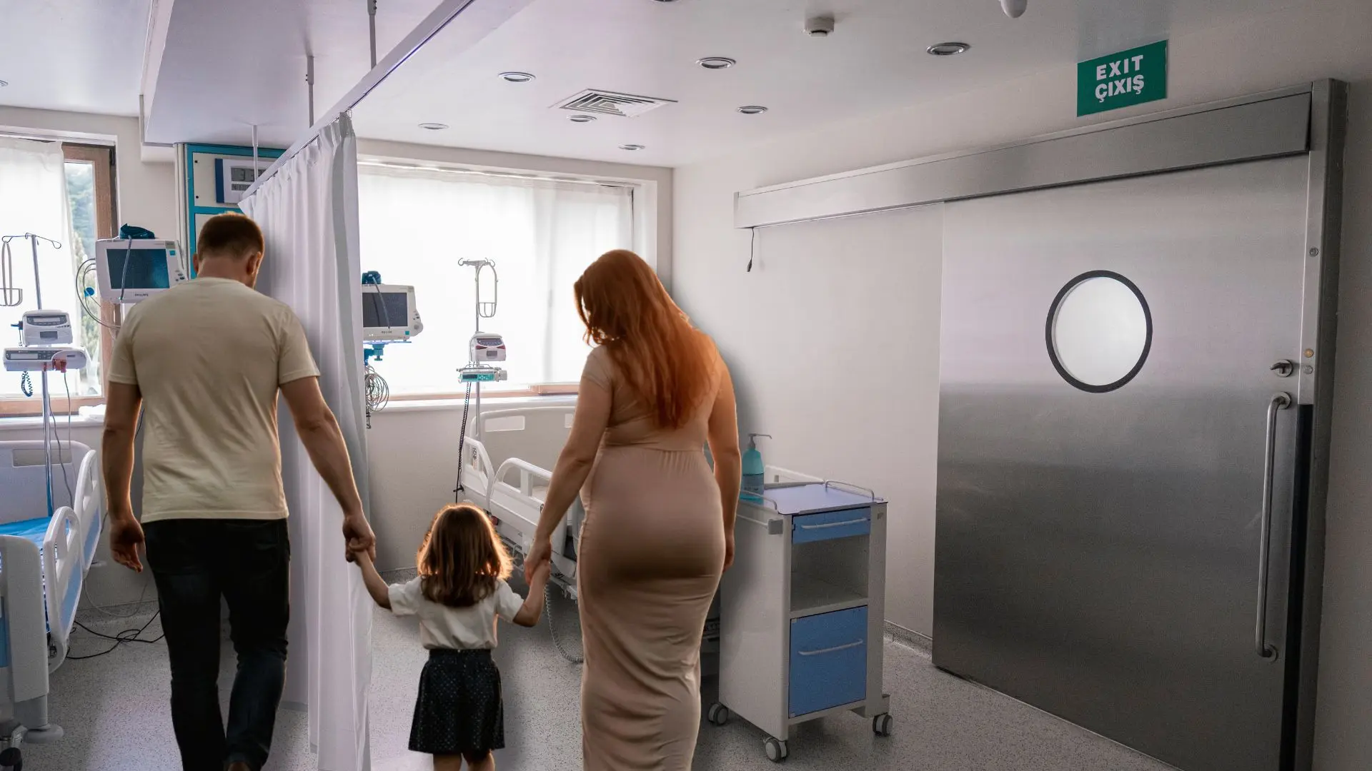 Das Bild auf 5min.at zeigt eine Familie im Krankenhaus.