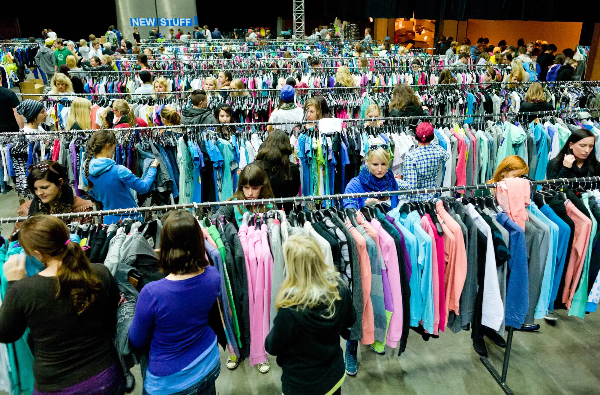 Das Bild auf 5min.at zeigt einen Lagerabverkauf von Blue Tomato.