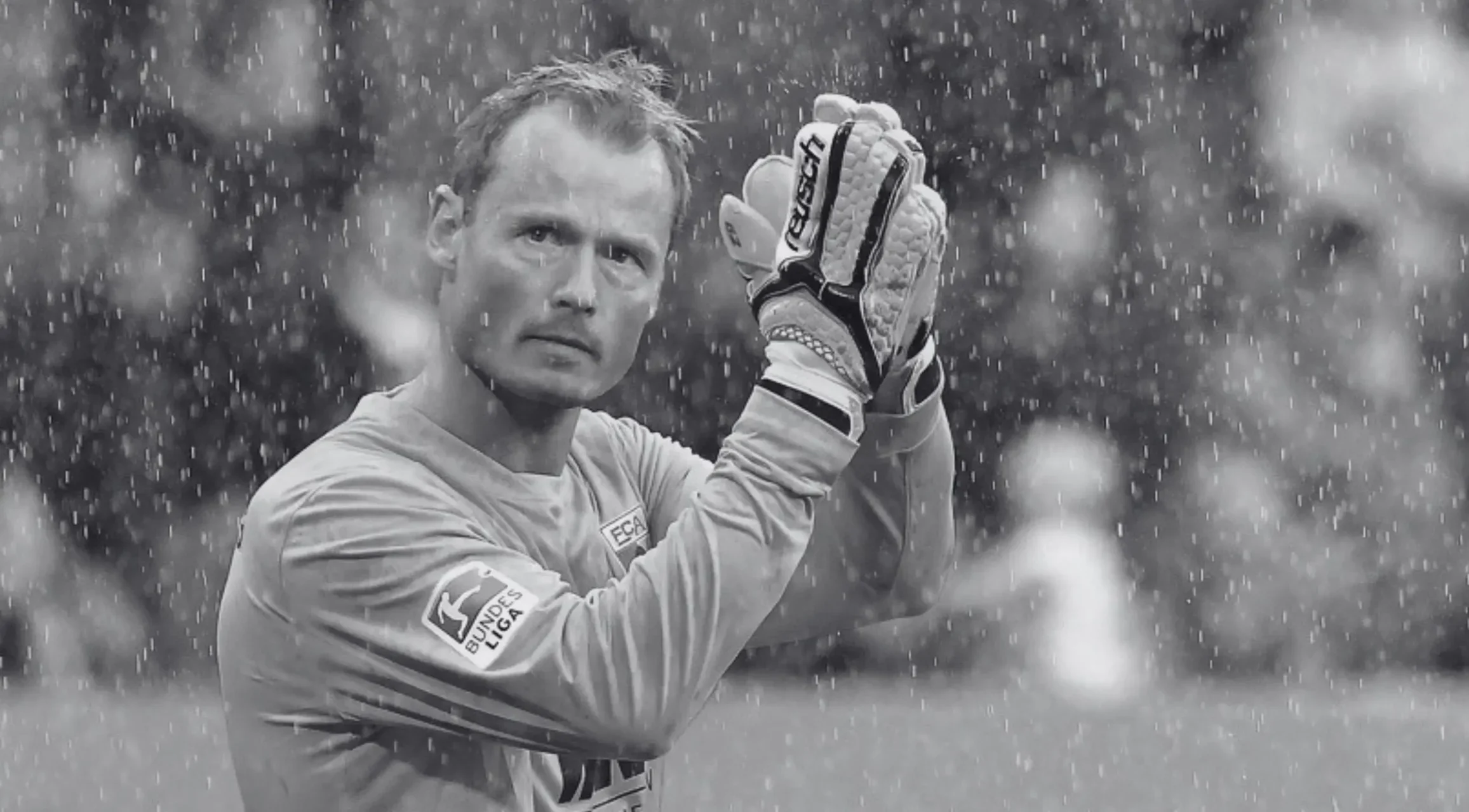 Foto in Beitrag von 5min.at zeigt Alexander Manninger in schwarz-weiß.