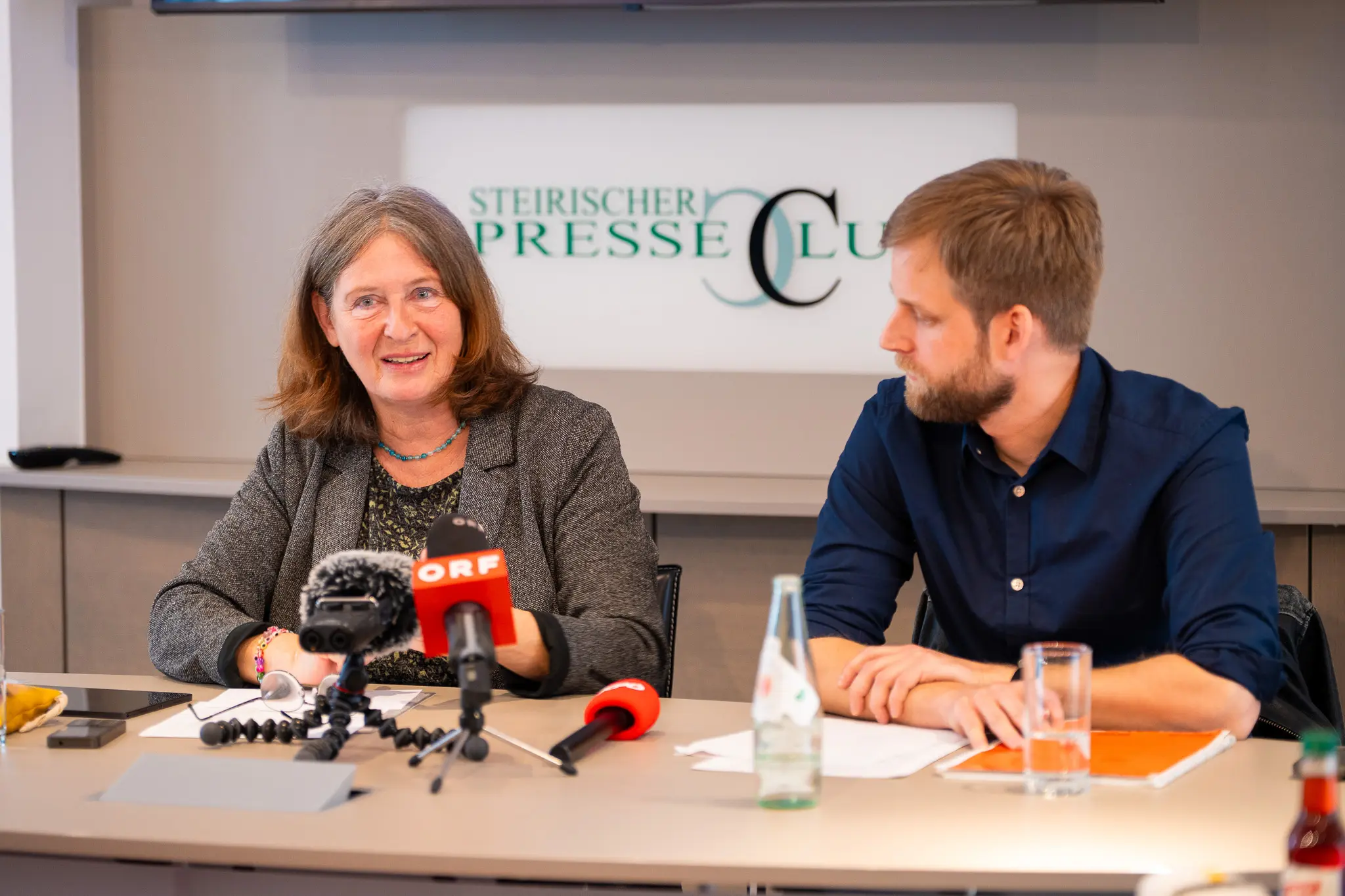 Auf dem Foto von www.5min.at sieht man Elke Kahr und Alex Melinz in Graz.