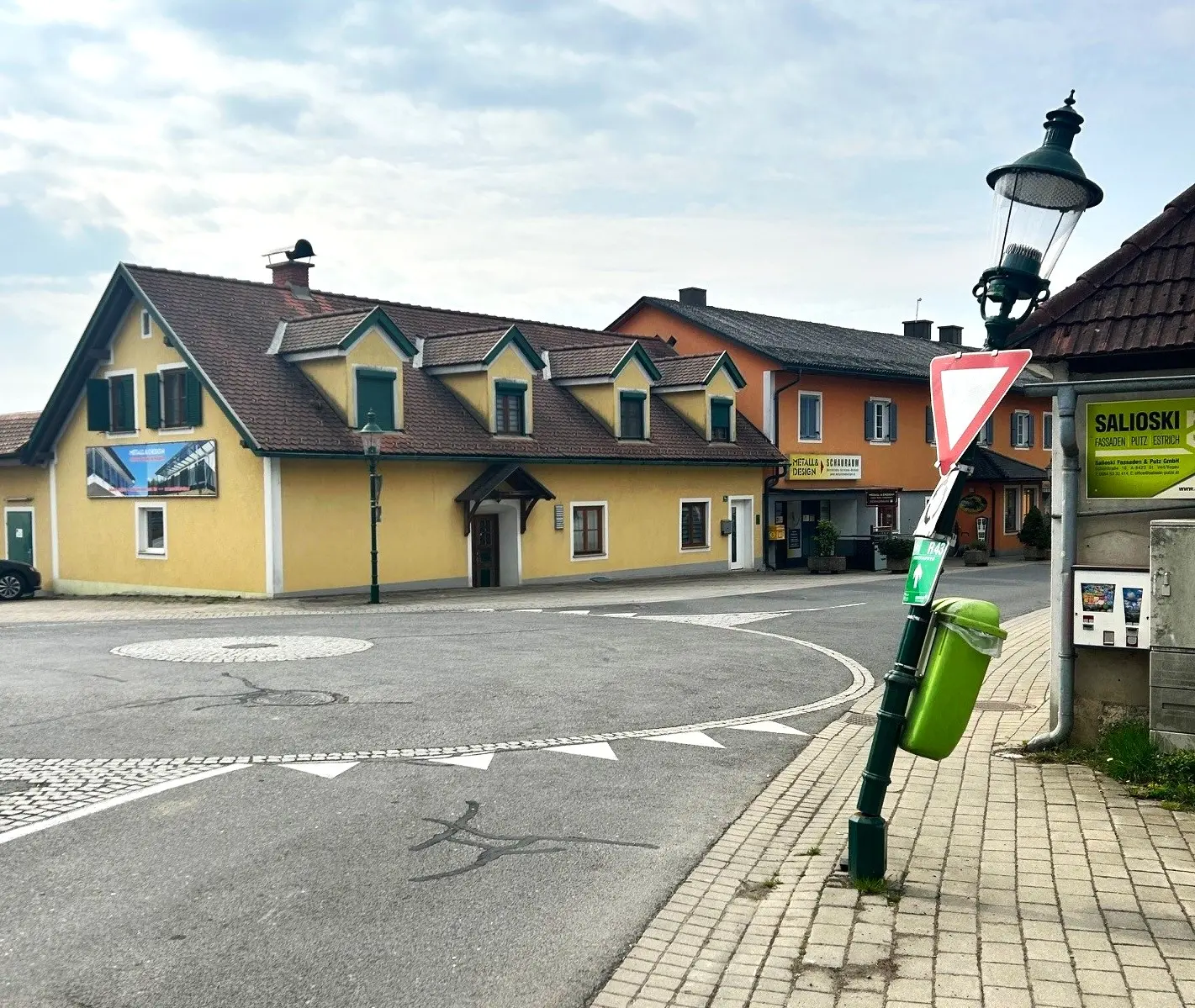 Auf dem Foto von www.5min.at sieht man eine umgefahrene Tafel.