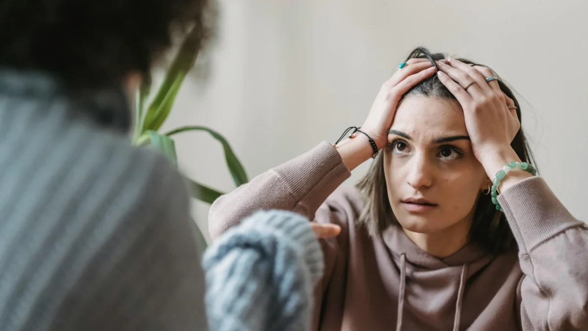 Foto auf 5min.at zeigt eine junge Frau bei einer Psychologin.