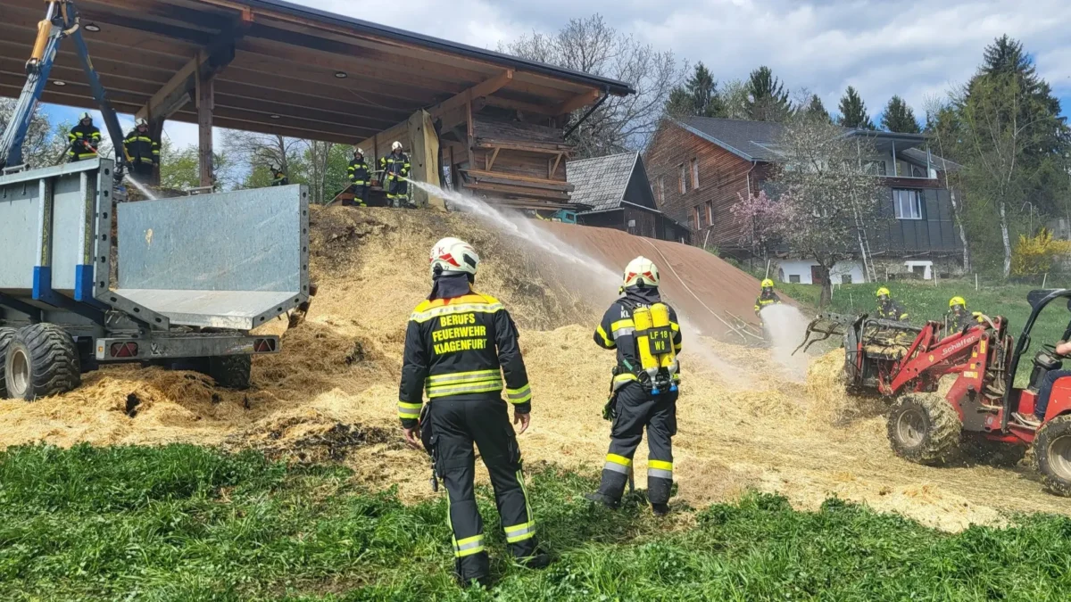 Ein Bild auf 5min.at zeigt, wie Feuerwehrleute brennende Strohballen löschen.