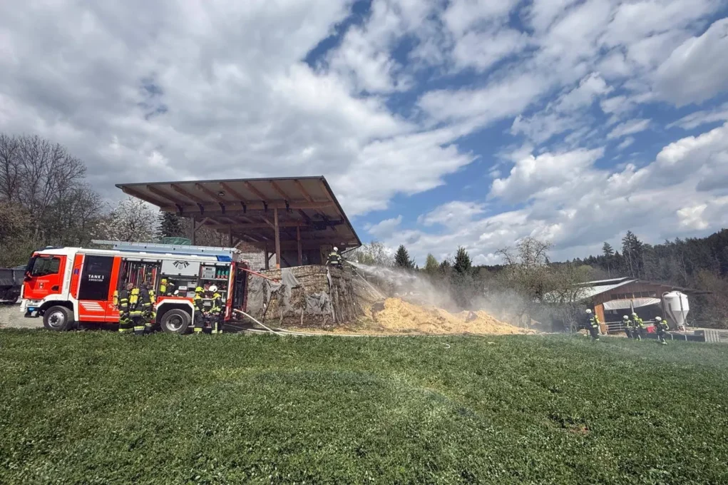 Ein Bild auf 5min.at zeigt, wie Feuerwehrleute brennende Strohballen löschen.