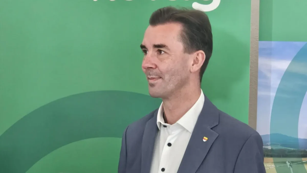 Ein Bild auf 5min.at zeigt Bürgermeister Josef Ofner vor einem grünen Hintergrund.