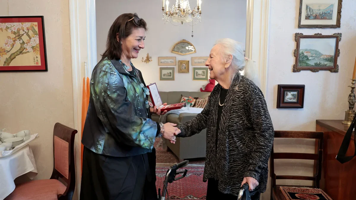Stadt Wien ehrt Porzellankünstlerin Ursula Klasmann.