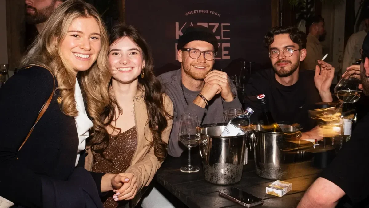 Foto auf 5min.at zeigt das Katze Katze-Opening in Graz.