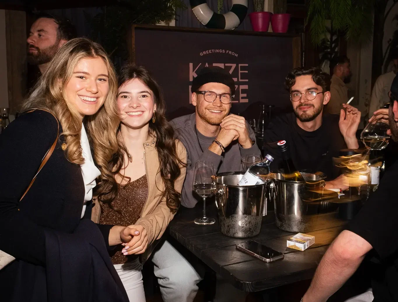 Foto auf 5min.at zeigt das Katze Katze-Opening in Graz.