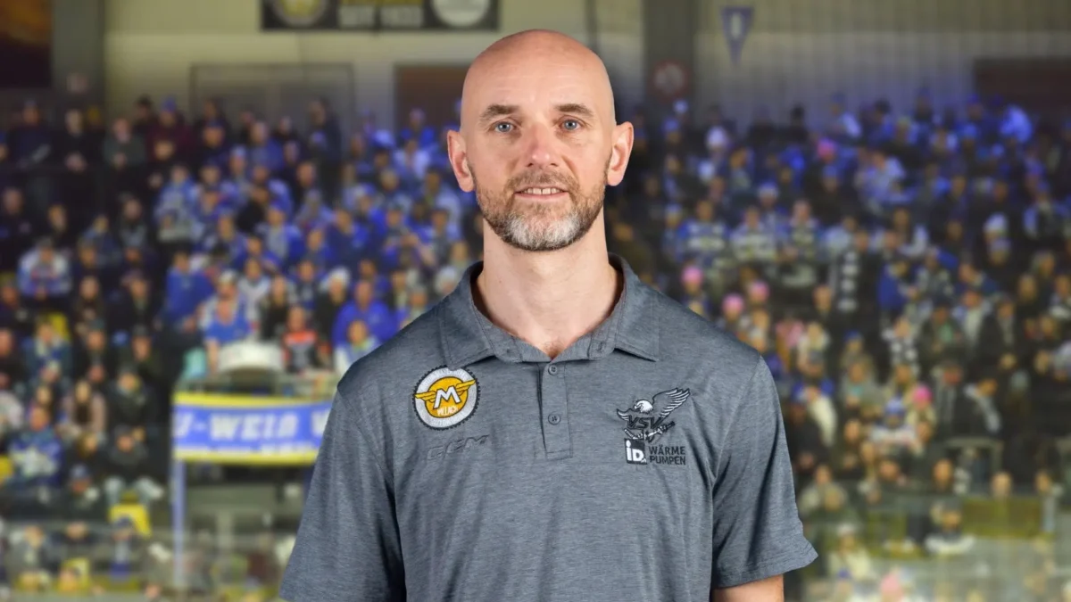 Eine Bildmontage auf 5min.at zeigt Goaltending-Coach Patrick Machreich vor VSV-Publikum in der Eishalle.
