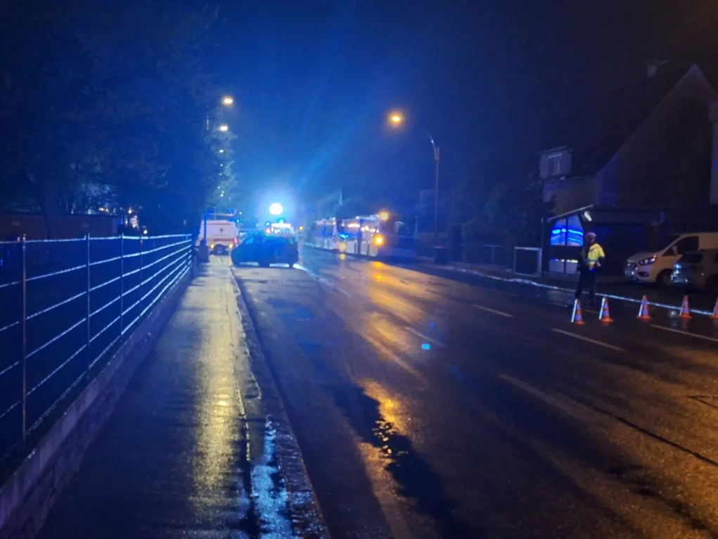 Foto auf 5min.at zeigt Einsatkräfte nach dem Großbrand in Graz.