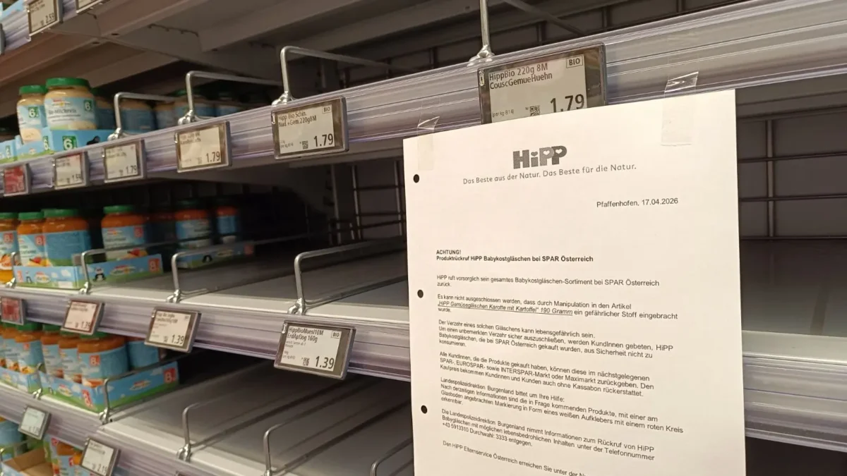 auf dem bild von 5min.at ist ein regal in der supermarktkette "spar" zu sehen, das teilweise leer ist. am regal hängt ein hinweisschild, das darauf aufmerksam macht, dass bestimmte "hipp-babyprodukte" zurückgerufen werden.