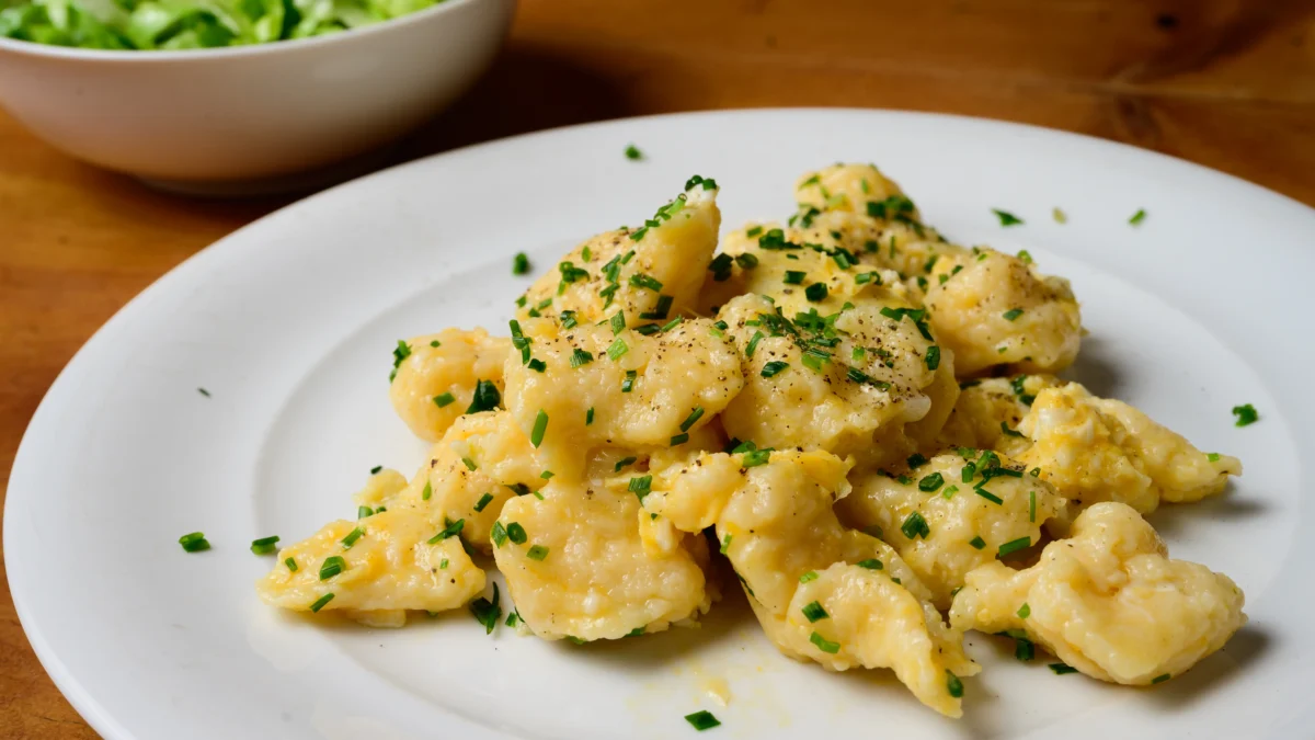 Das Foto auf www.5min.at zeigt Eiernockerl mit grünem Salat.