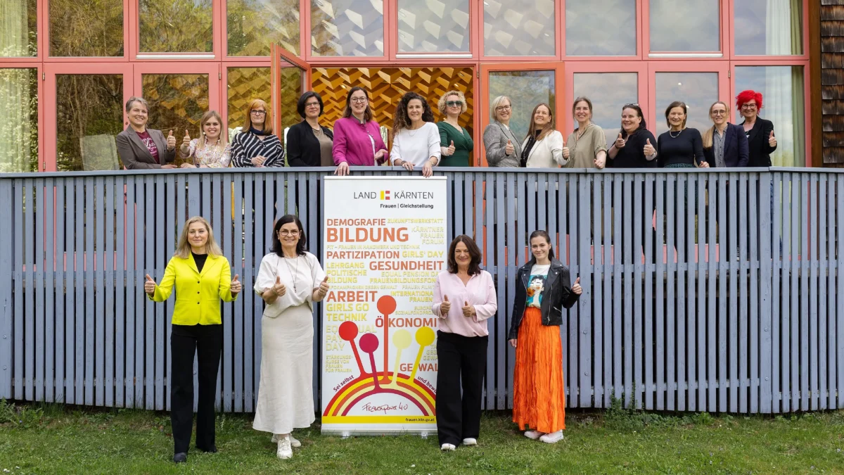 Das Bild zeigt mehrere Frauen auf www.5min.at.