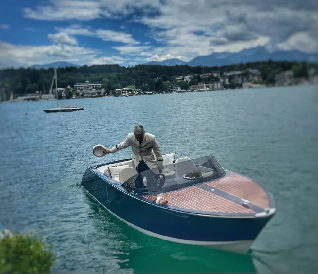 Das Bild auf 5min.at zeigt den Seebutler in Velden am Wörthersee.