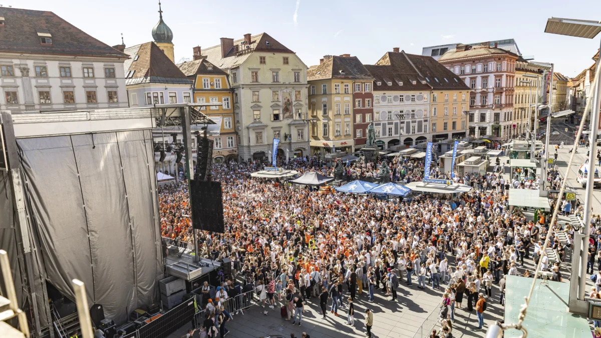 Auf dem Foto von www.5min.at sieht man die Meisterfeier der 99ers in Graz.