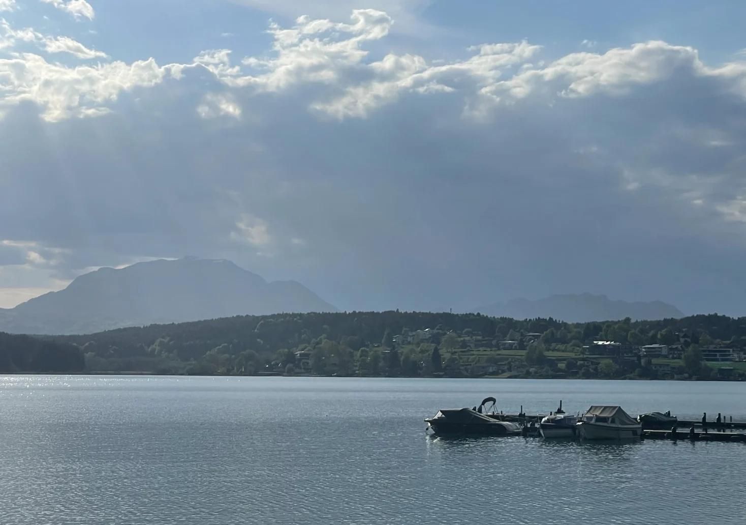 Das Bild auf 5min.at zeigt ein heranziehendes Gewitter über dem Faaker See.
