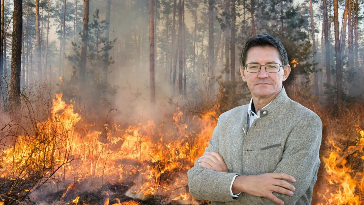 Das Bild auf 5min.at zeigt LK-Präsident Siegfried Huber und im Hintergrund einen Waldbrand.
