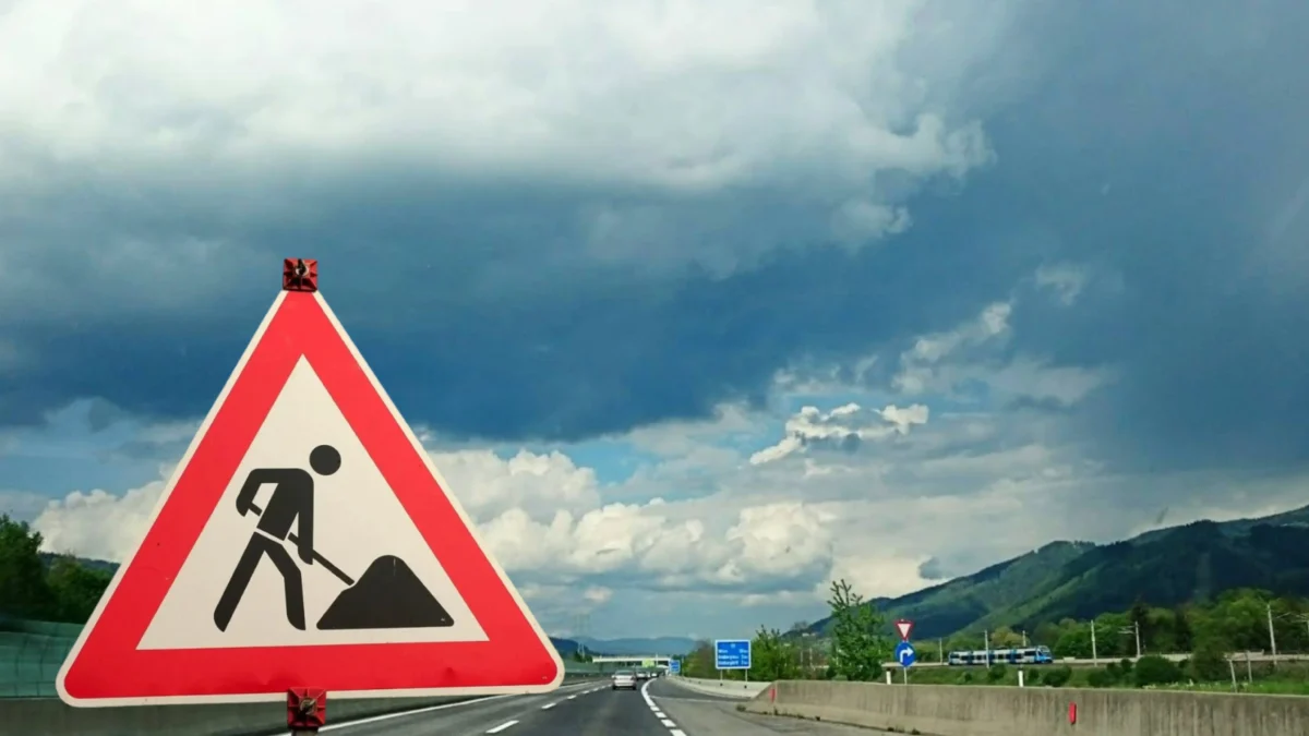 Das Bild auf 5min.at zeigt die A2 und ein Baustellen-Schild.