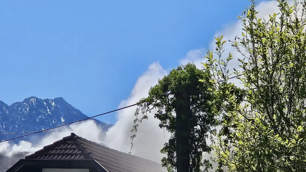 Dachstuhlbrand in Villach-Land: Feuerwehr und Polizei im Einsatz
